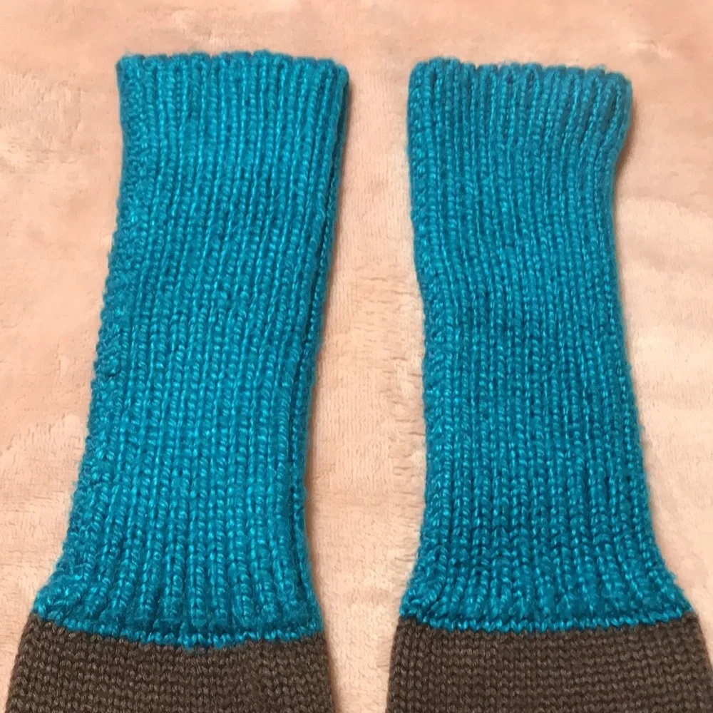 Women’s Knit Style Two/Toned colored Gloves/Final Price - Picture 3 of 9